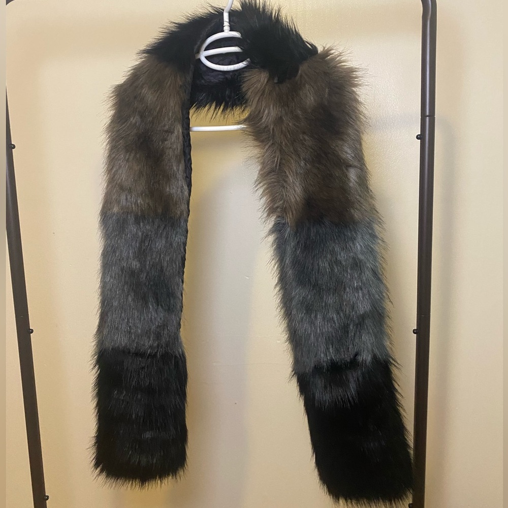 Tricolor Faux fur maxi scarf with pockets
